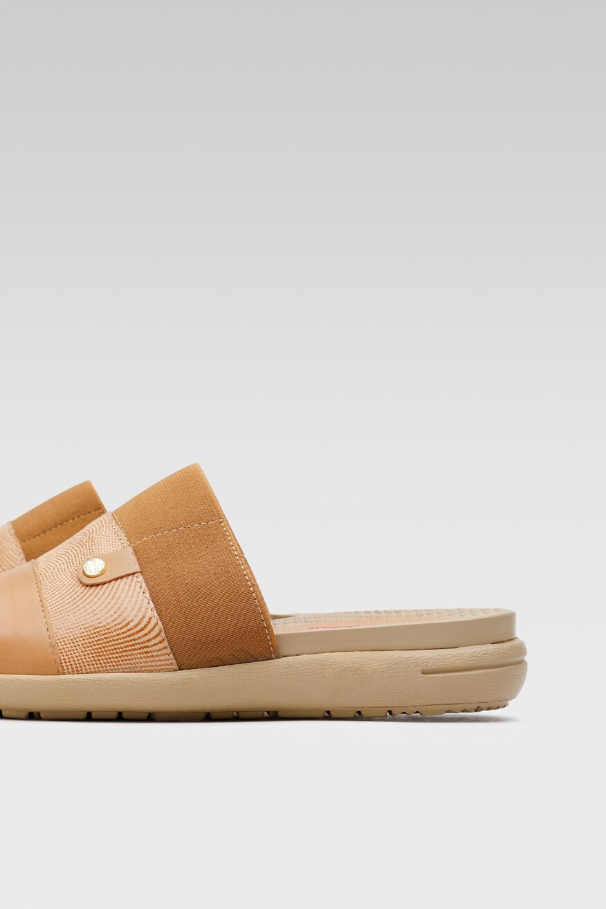 
                Go Soft - Skórzane klapki beżowe - 5904248649760