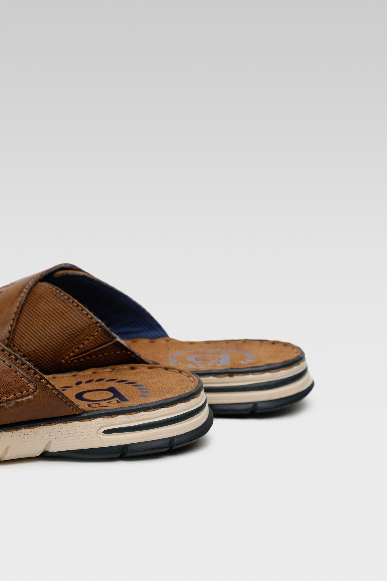 Klapki Bugatti 311-A3282-3500-6300 Brązowy