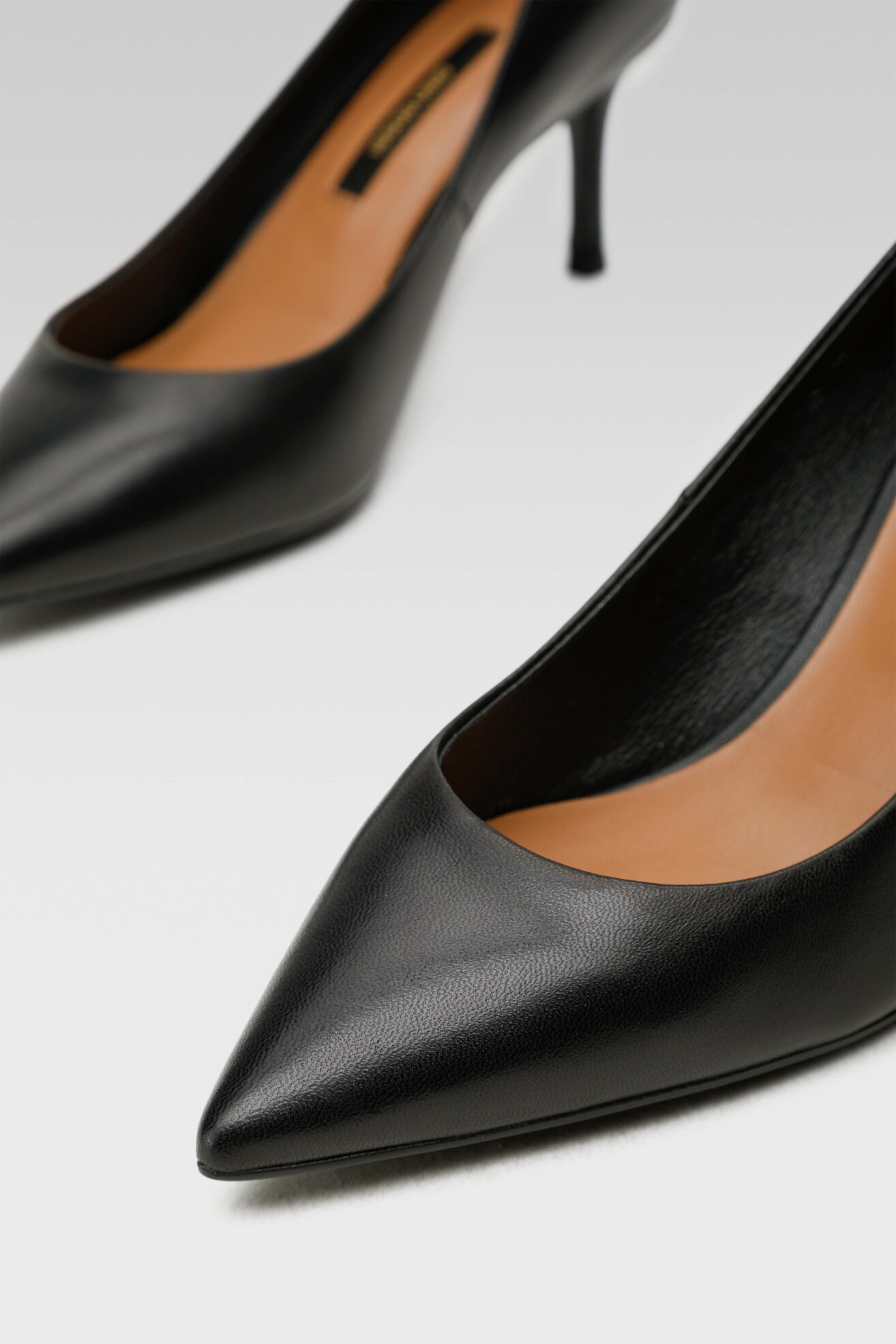 Cipele na štiklu Gino Rossi V255-03 CRNA