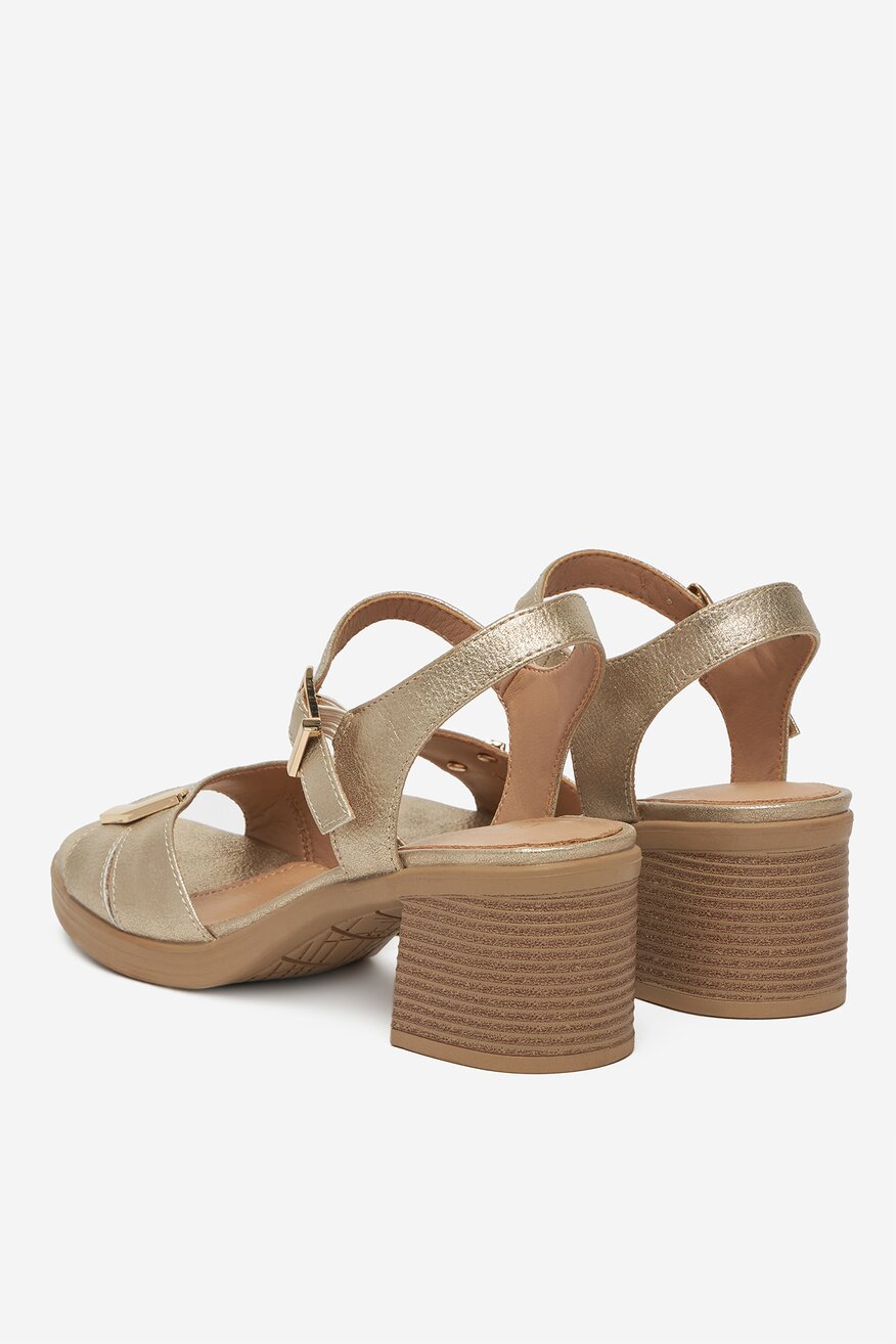 
                Sandale Clara Barson ZLATNA - 5903698732824