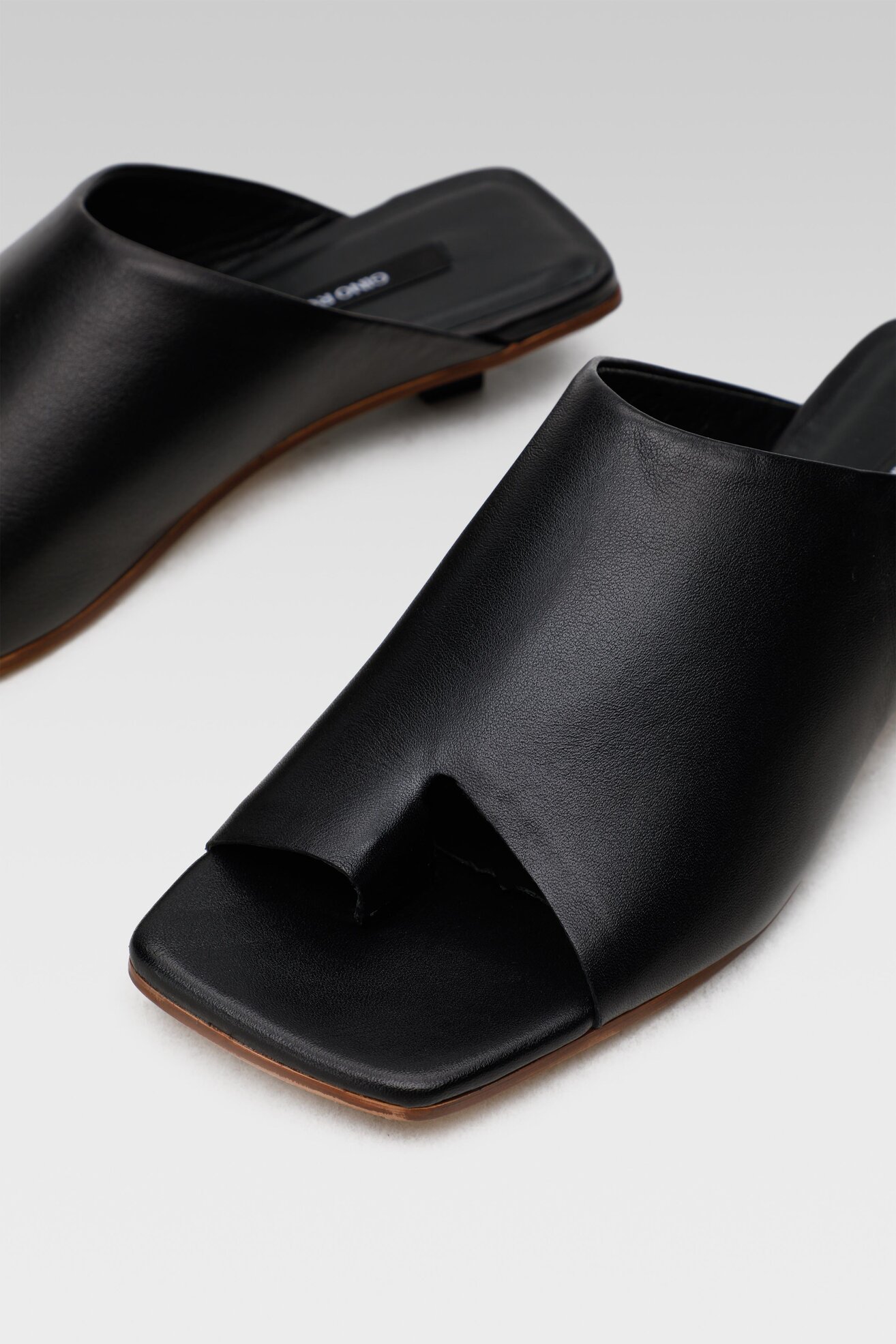 Klapki Gino Rossi 17120 Czarny