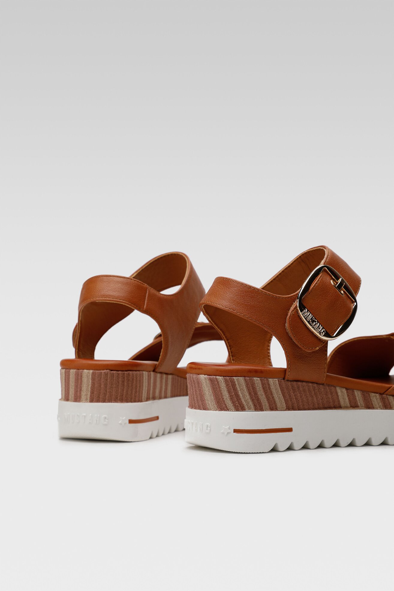 Szandál Mustang 1423-803 BARNA