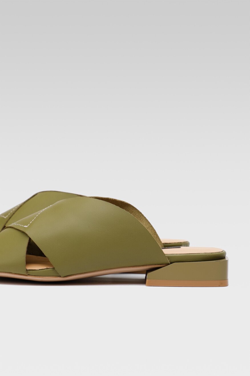 
                Gino Rossi - Skórzane klapki khaki - 5904248485054