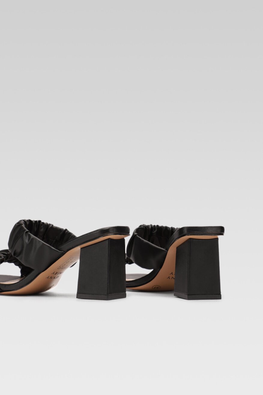 
                Jenny Fairy - Klapki na obcasie czarne - 5903698488707