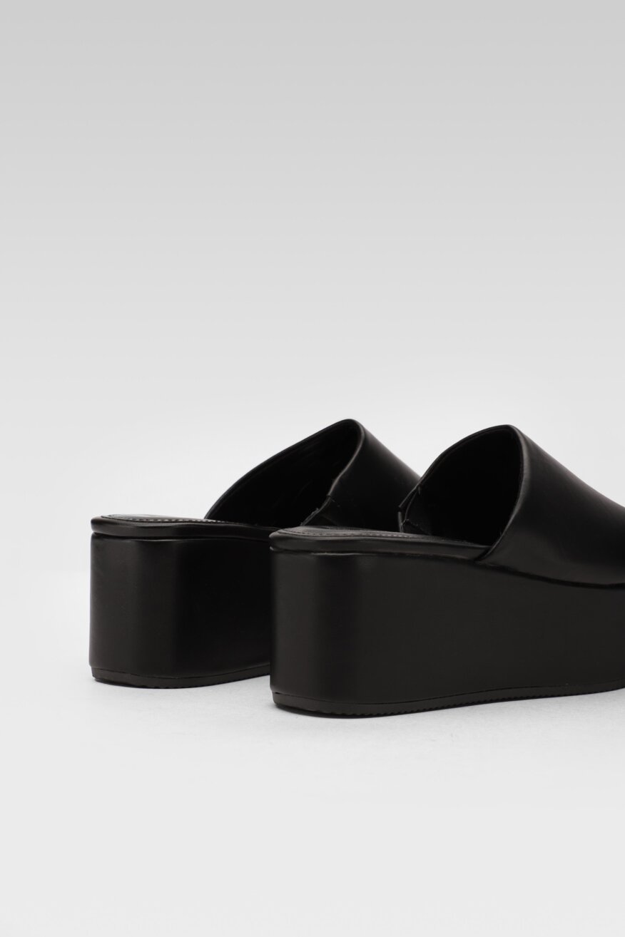 
                Jenny Fairy - Klapki na koturnie z platformą czarne - 5903698707570