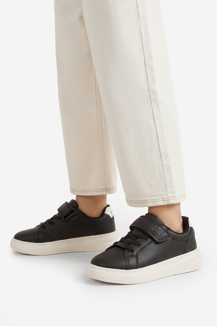 
                Patike GUESS CRNA - 5906751755402