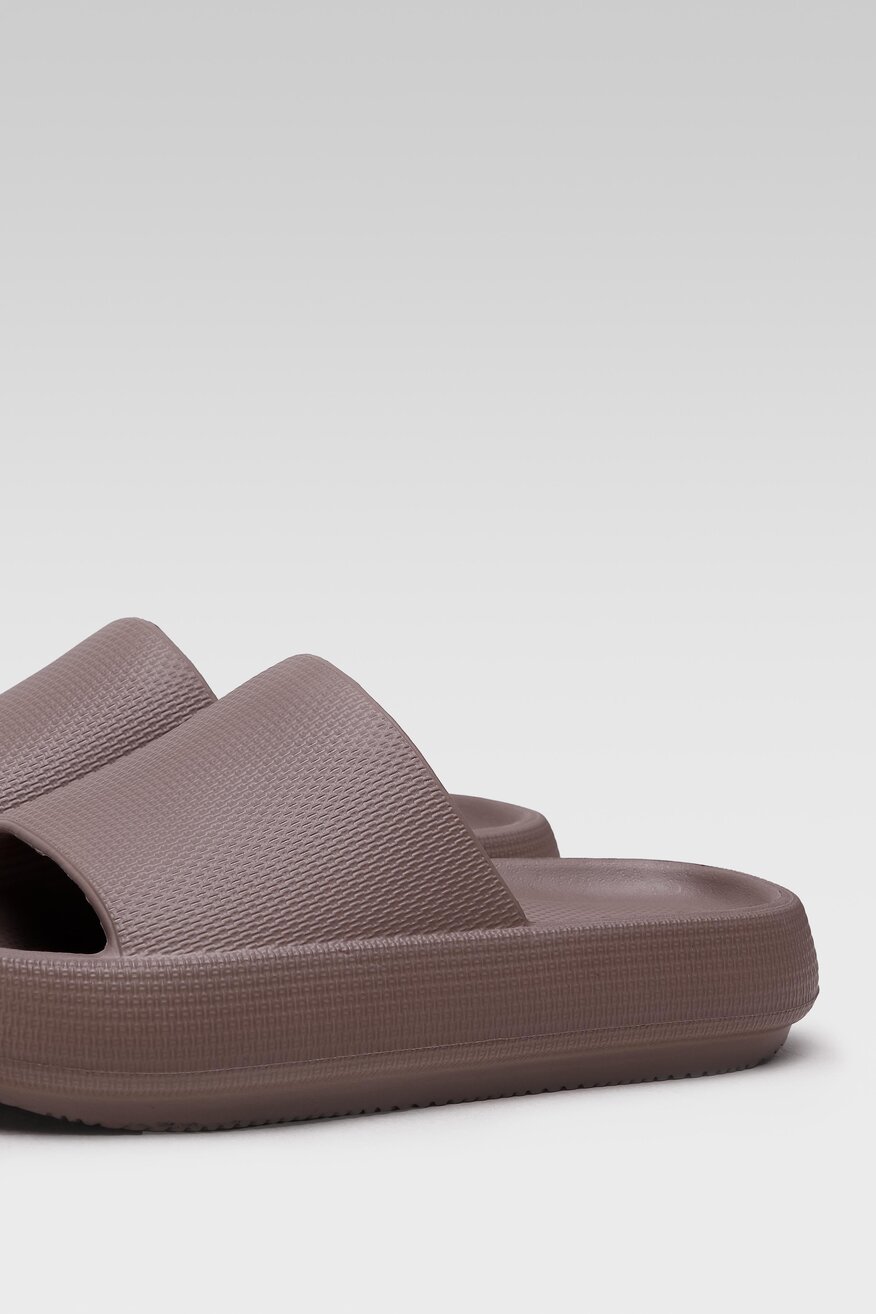 
                Bassano - Klapki basenowe brązowe - 5904248266813