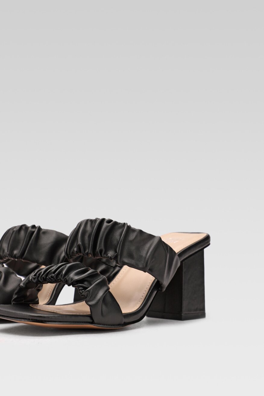 
                Jenny Fairy - Klapki na obcasie czarne - 5903698488707