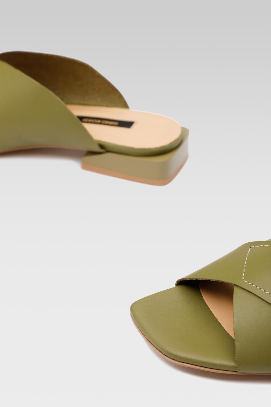 
                Gino Rossi - Skórzane klapki khaki - 5904248485054