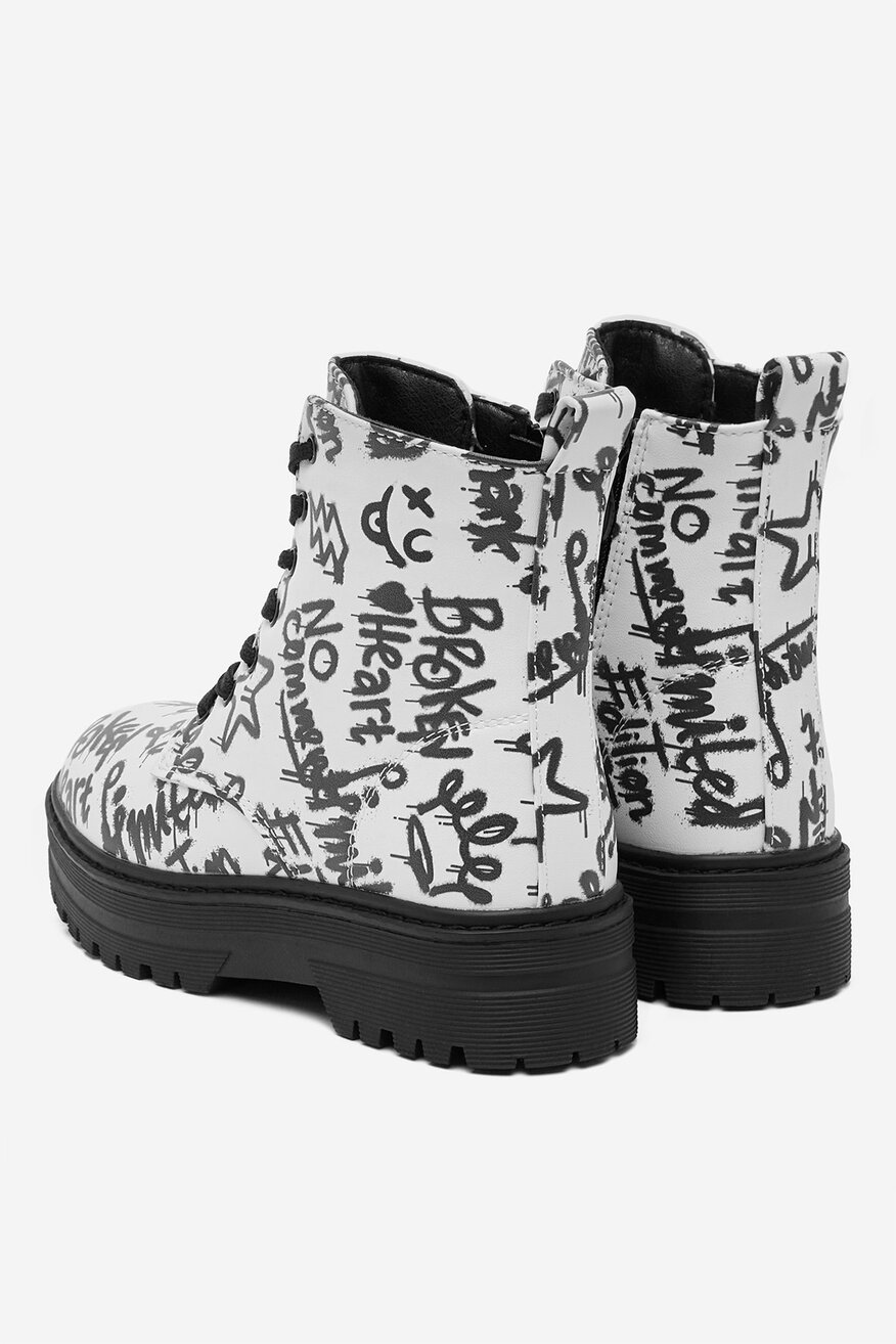 
                Боти DeeZee БЯЛ - 5906751276174