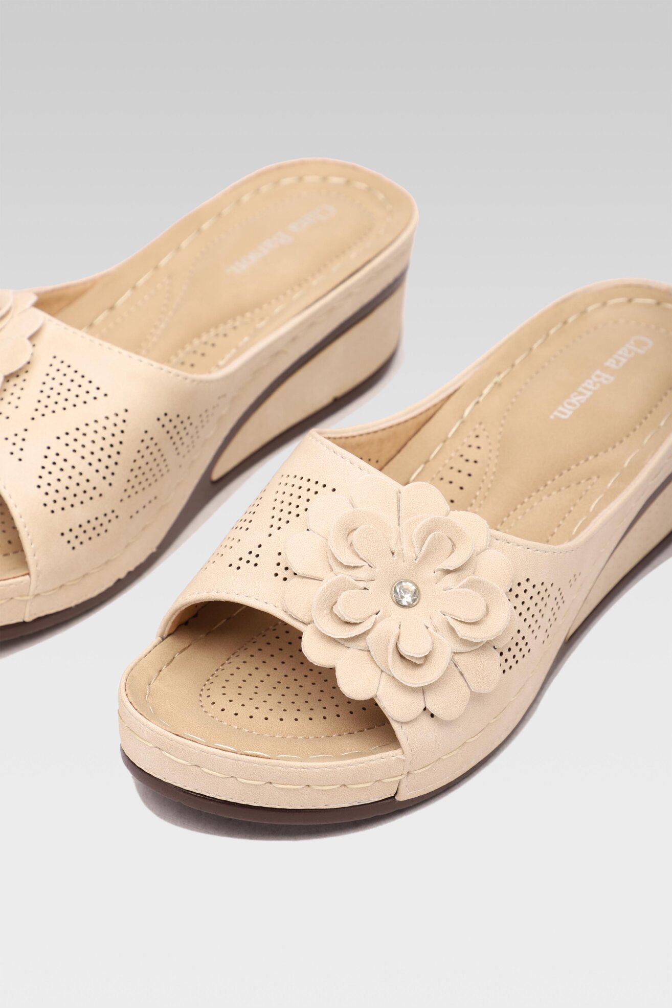 Klapki Clara Barson WS210702-01 Beżowy