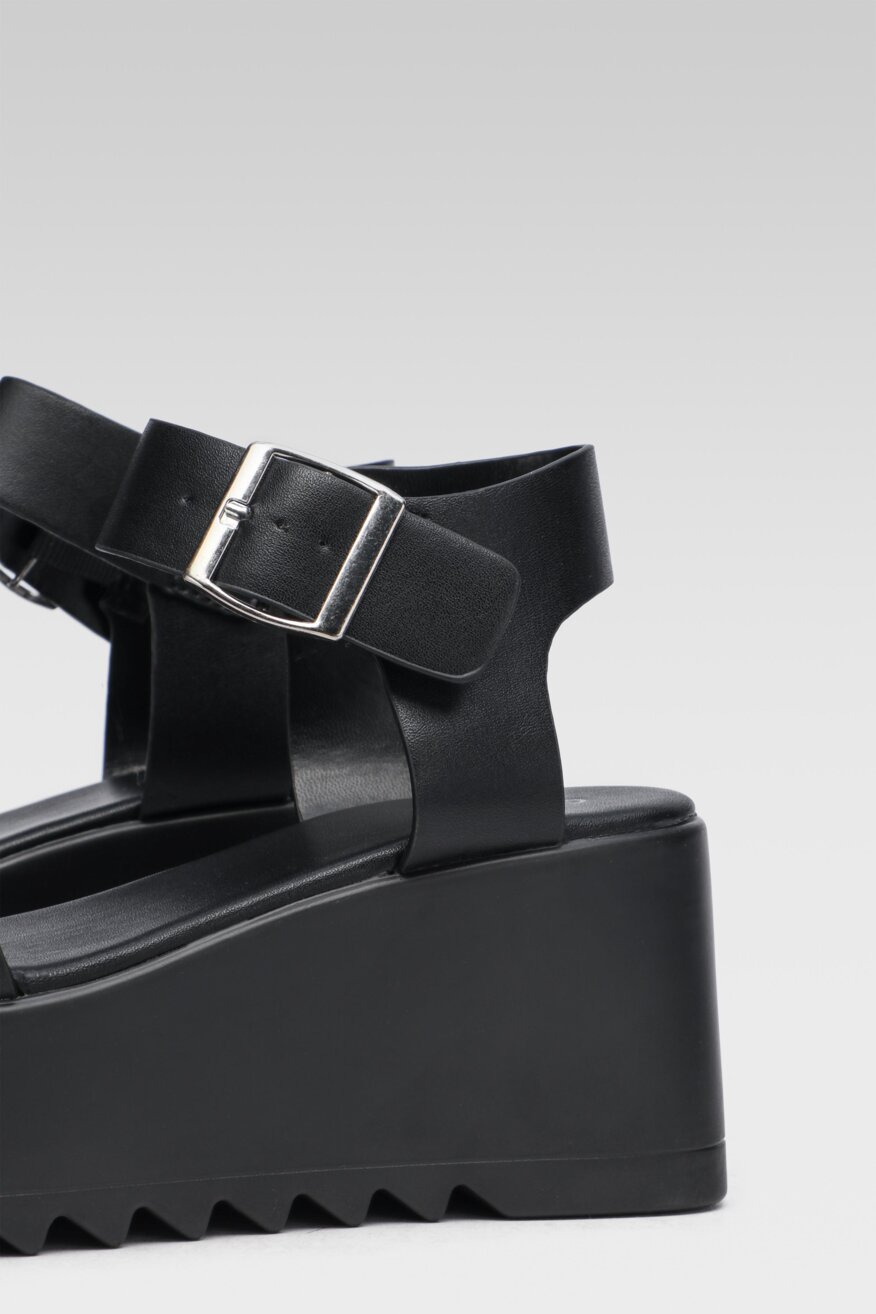 
                Jenny Fairy - Sandały na koturnie z platformą czarne - 5903698505930