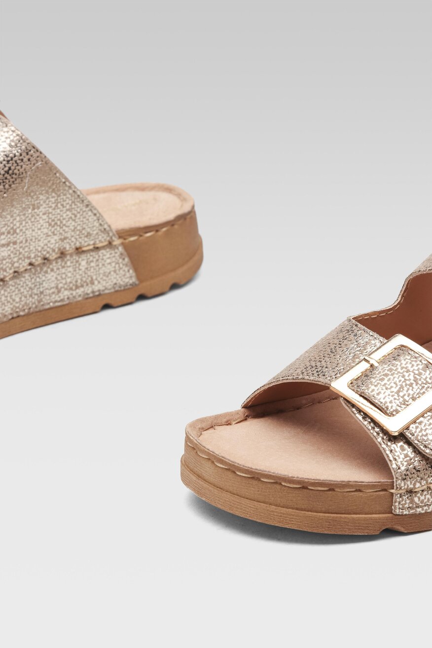 
                Clara Barson - Klapki złote - 5904862755137