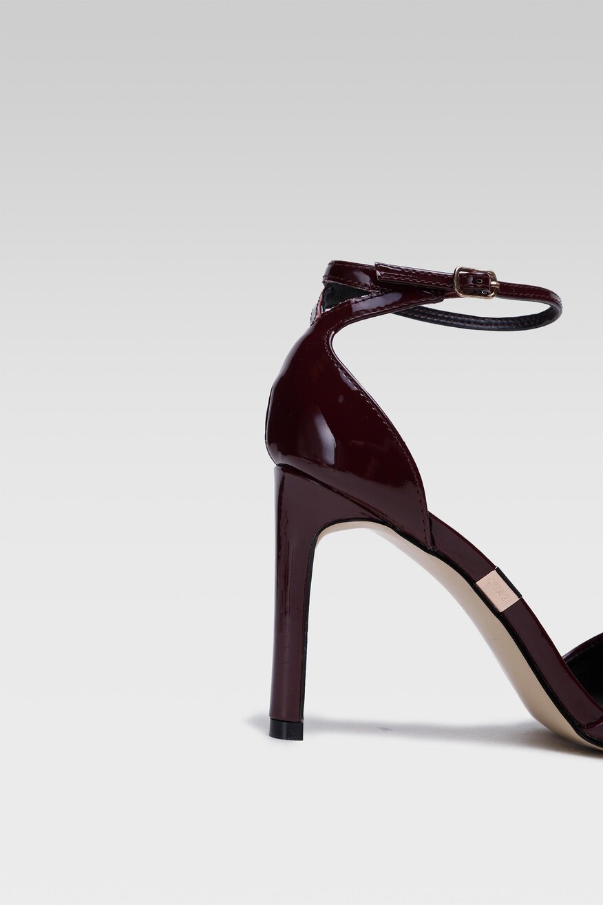 
                Quazi - Sandały lakierowane na słupku - 5904248301484