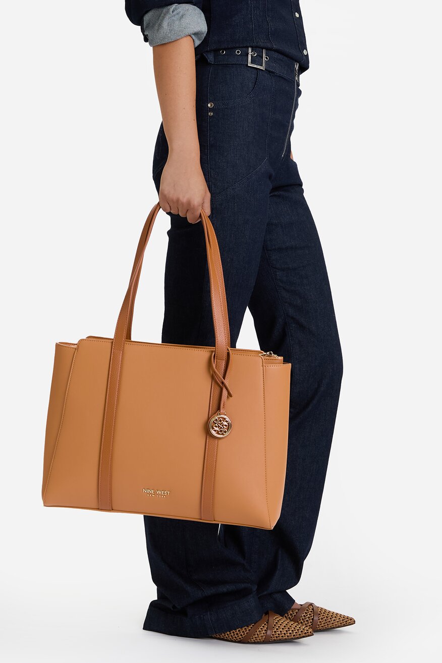 
                Дамска чанта NINE WEST КАМЕЛ - 5906751397091