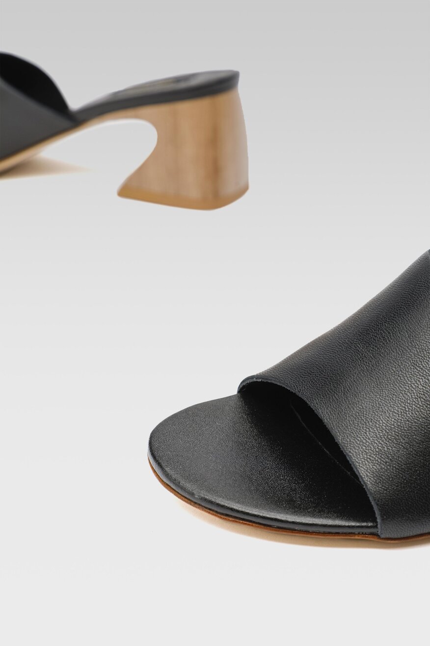 
                Gino Rossi - Skórzane klapki czarne - 5904248566968