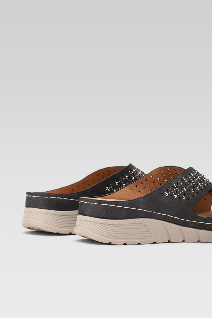 
                Clara Barson - Klapki na koturnie z aplikacją - 5903698469492