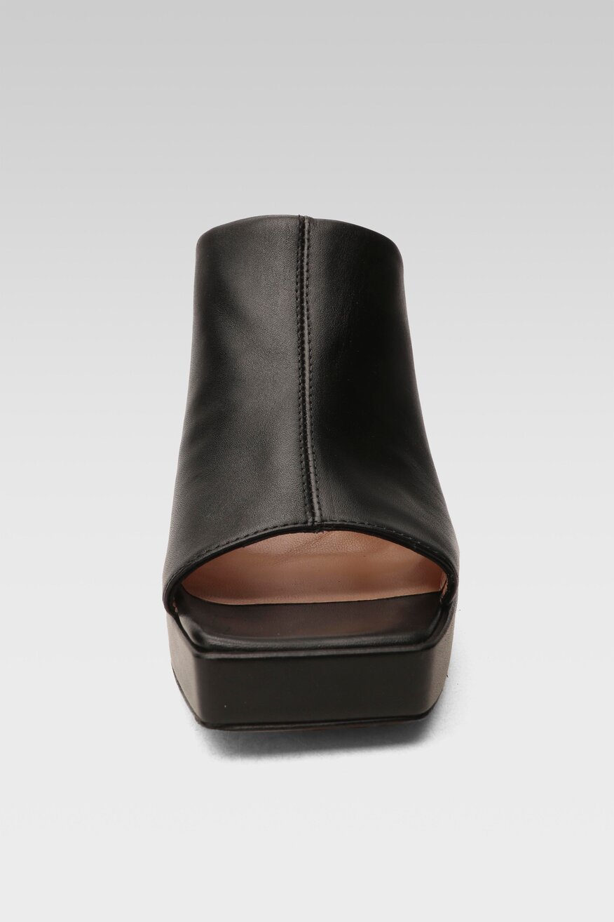 
                Badura - Skórzane klapki czarne - 5904248486792