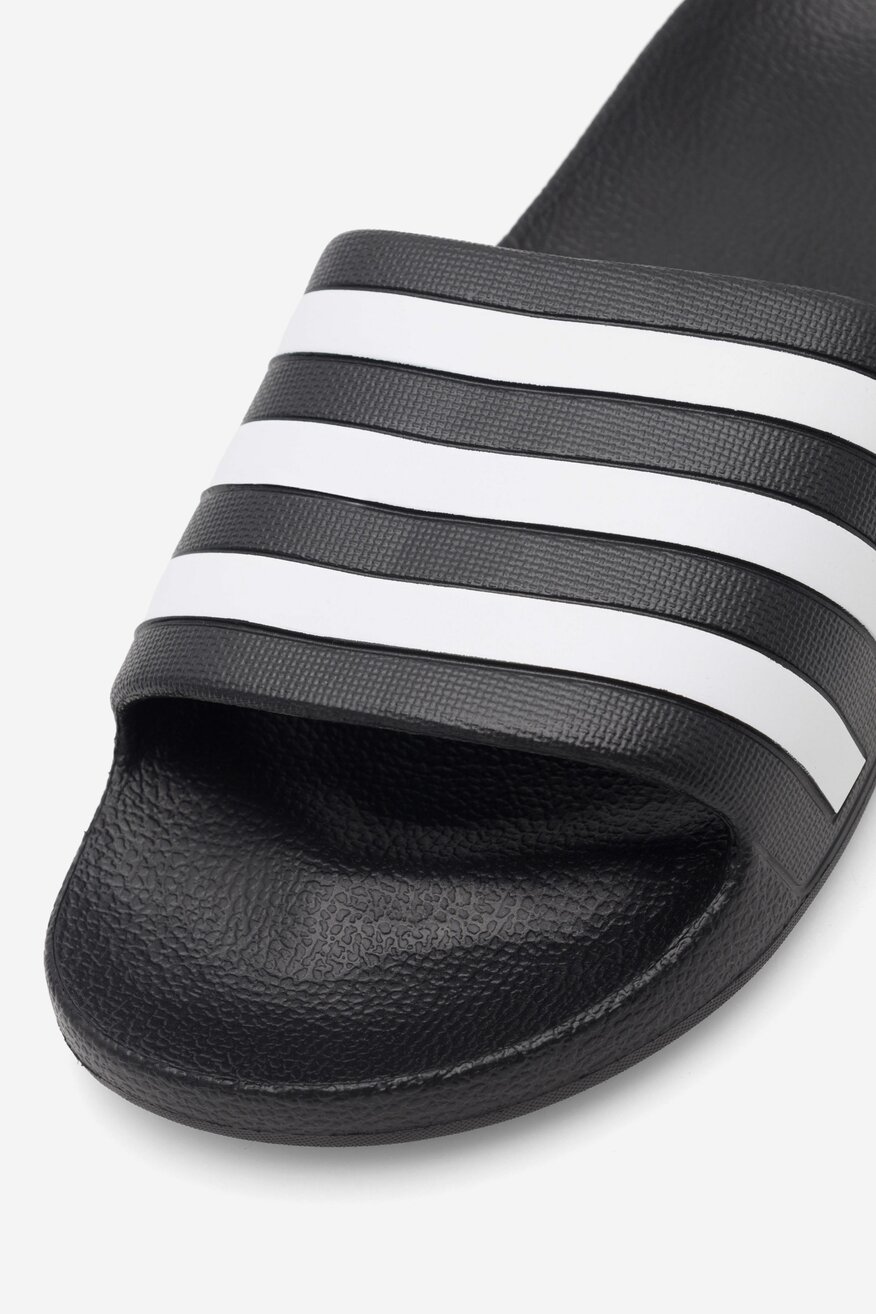 Plážové pantofle adidas ČERNÁ - 5905588383420