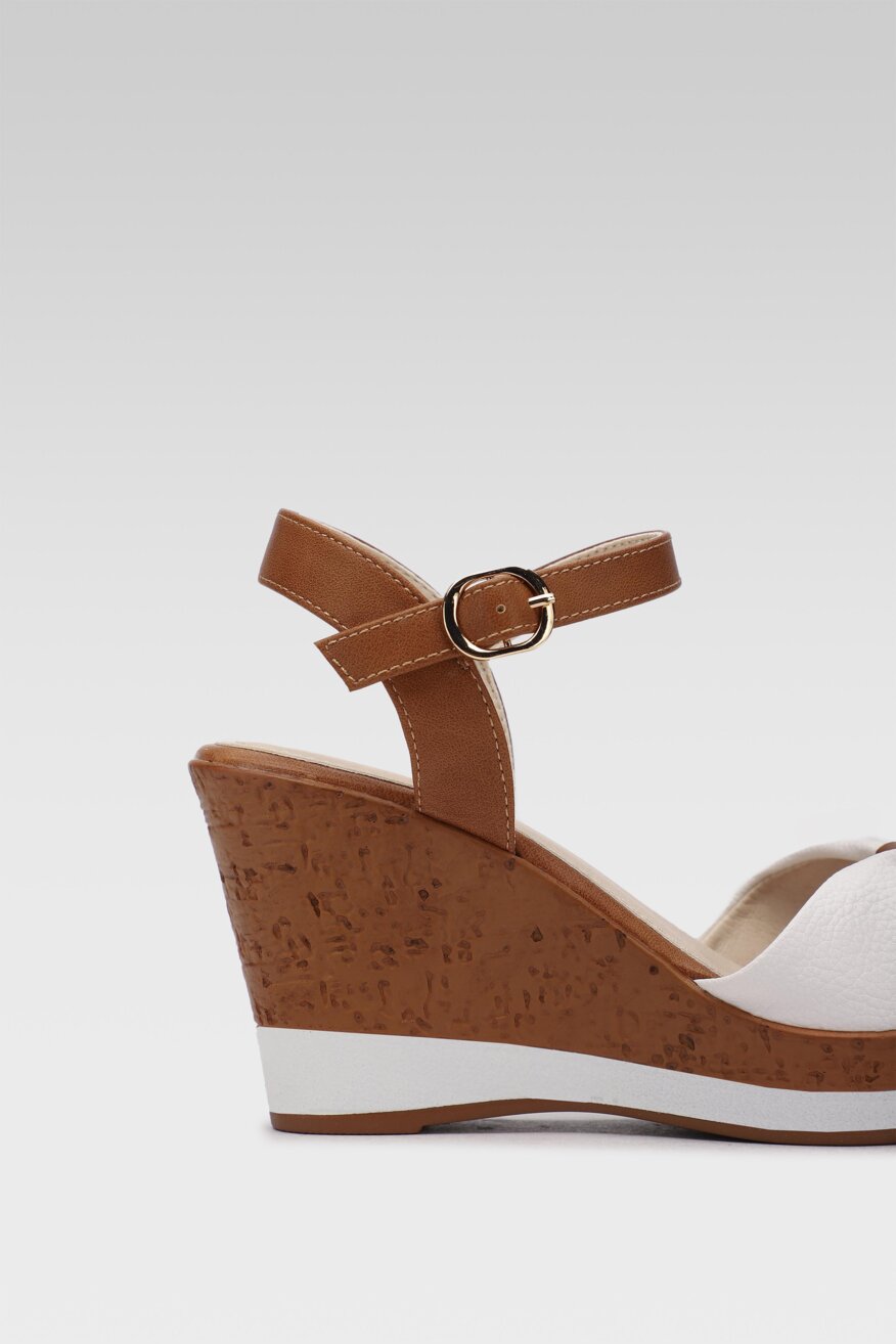 Clara Barson - Sandały na koturnie z platformą białe - 5903698670249