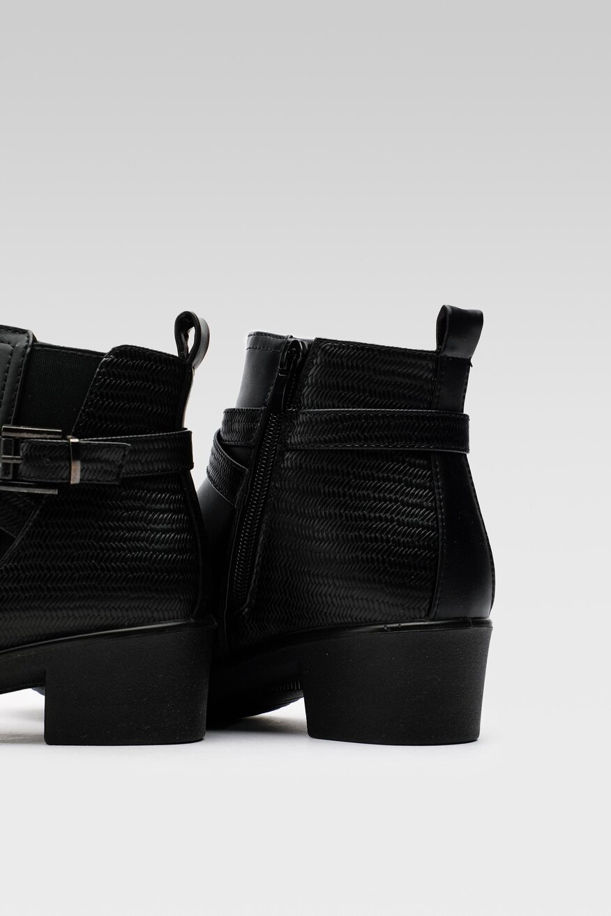 
                Clara Barson - Botki z klamrą - 5904862090108