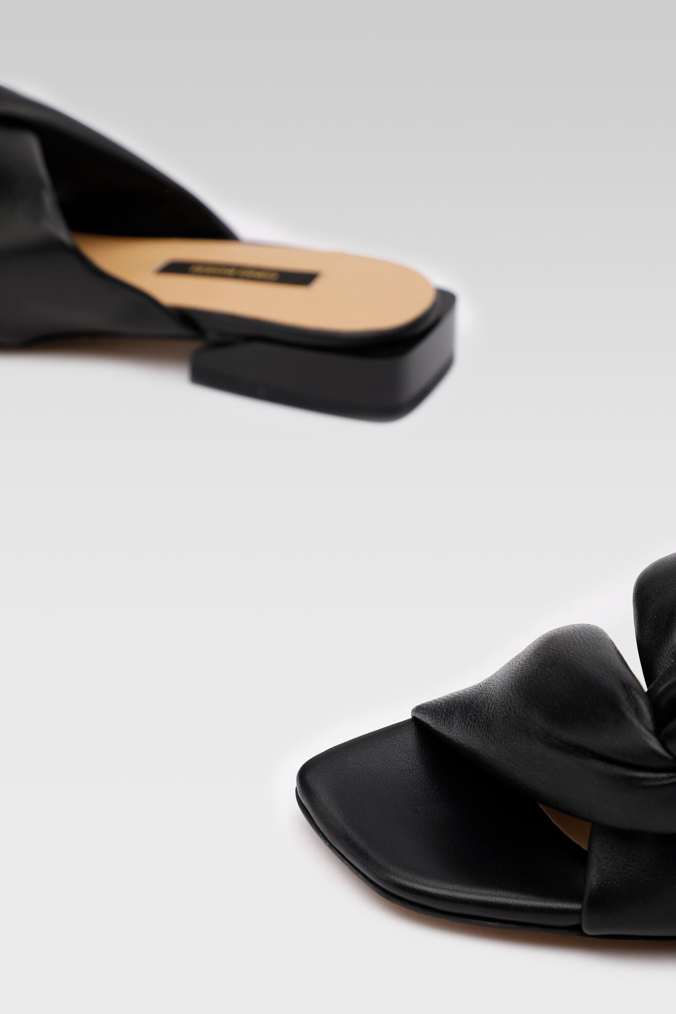 Klapki Gino Rossi 17101 Czarny