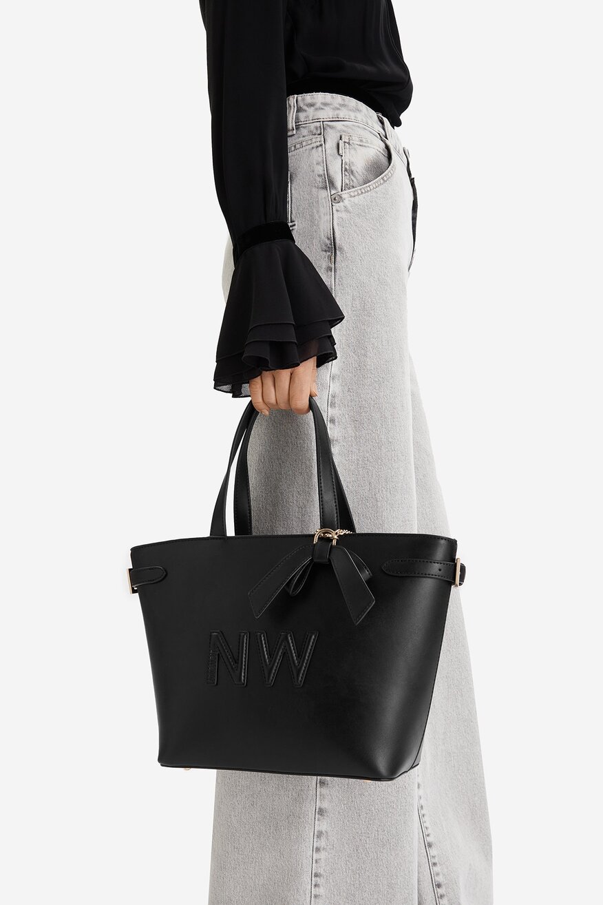 
                Дамска чанта NINE WEST ЧЕРЕН - 5906751545164