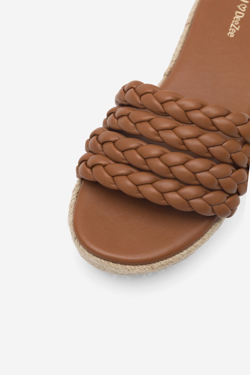 
                DeeZee - Klapki brązowe - 5904862690940