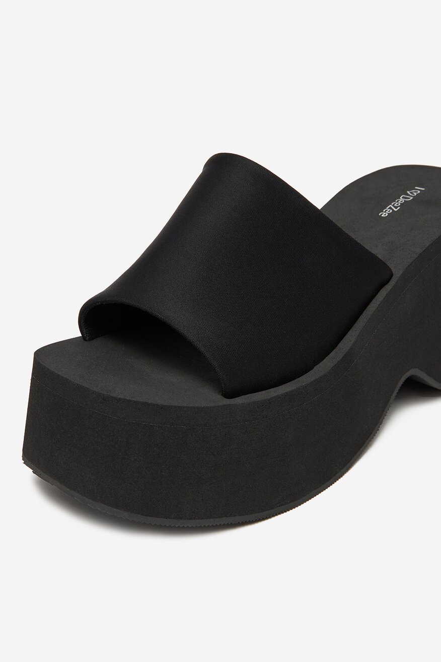 
                Шльопанець DeeZee ЧОРНИЙ - 5906751114513