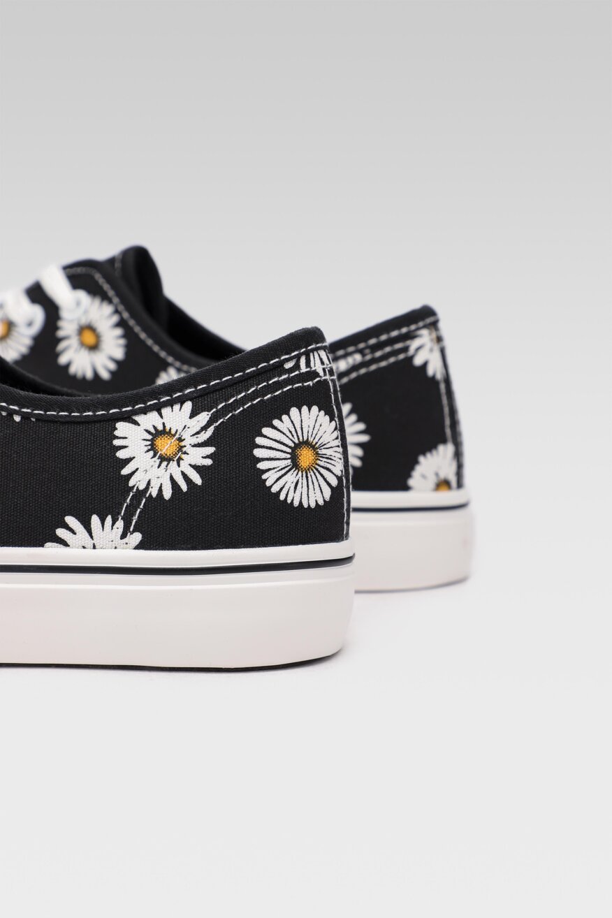 
                Jenny Fairy - Trampki z printem czarne - 5903698472799