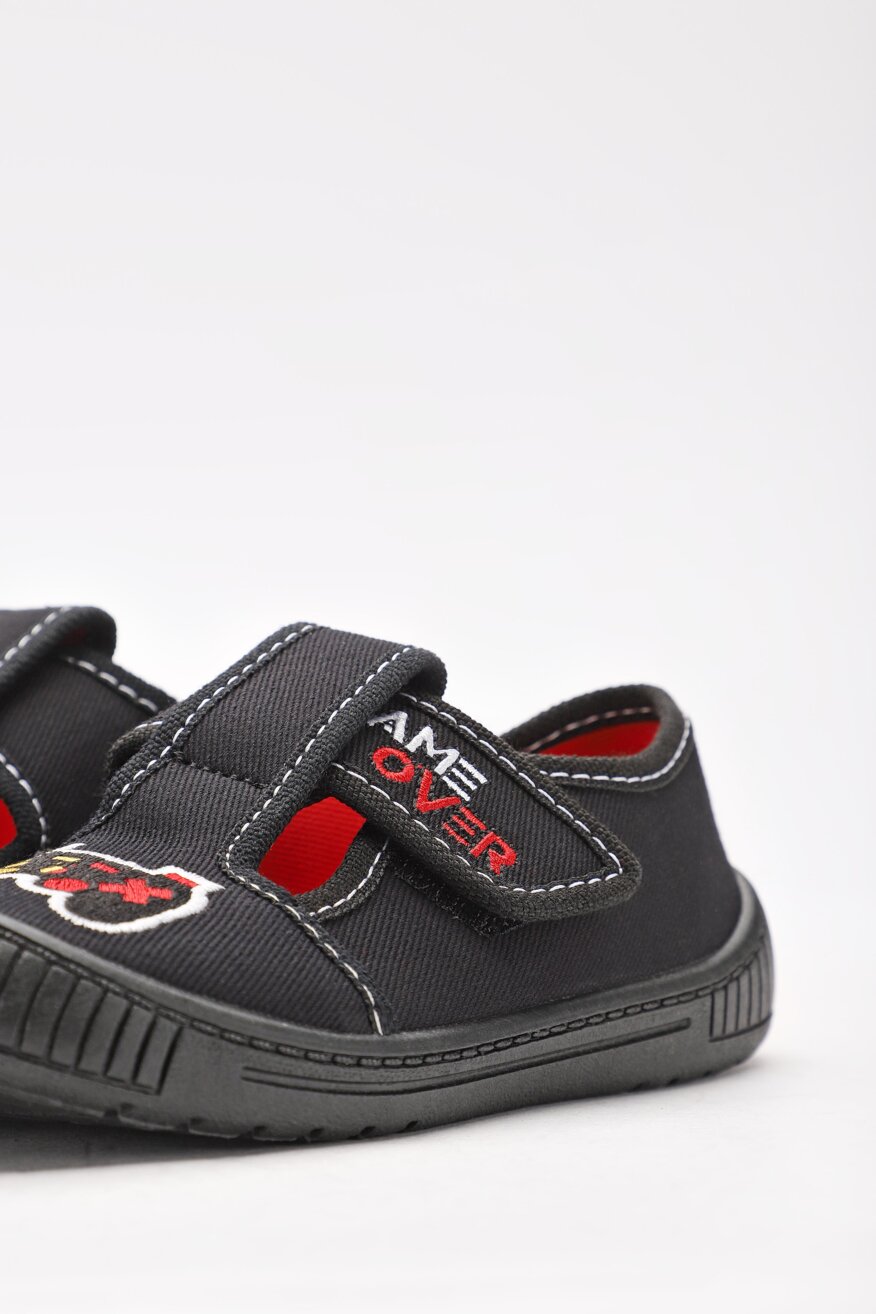 
                MB - Kapcie z naszywkami czarne - 5903419811562