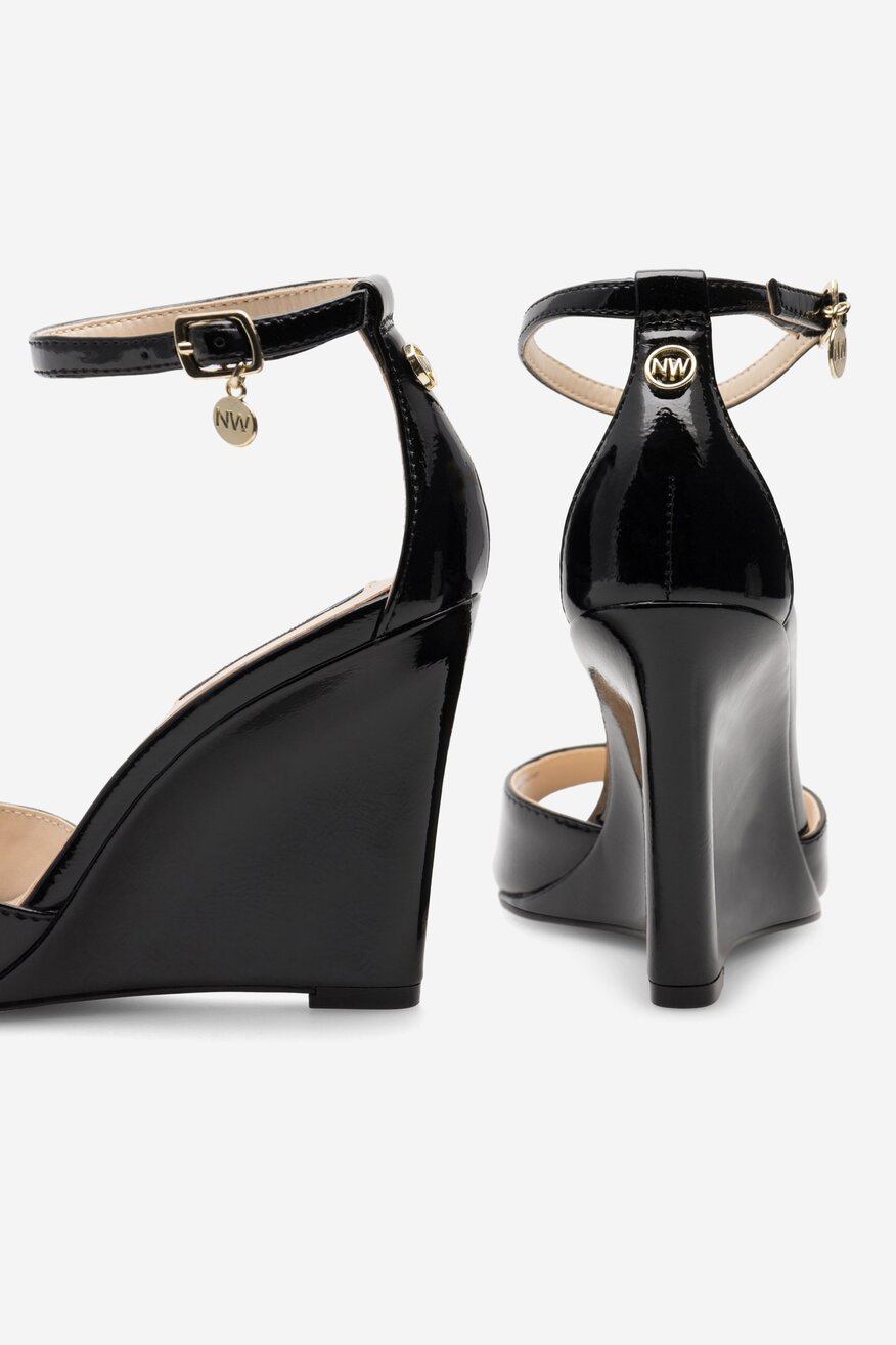 
                NINE WEST - Sandały na koturnie - 5905588148456