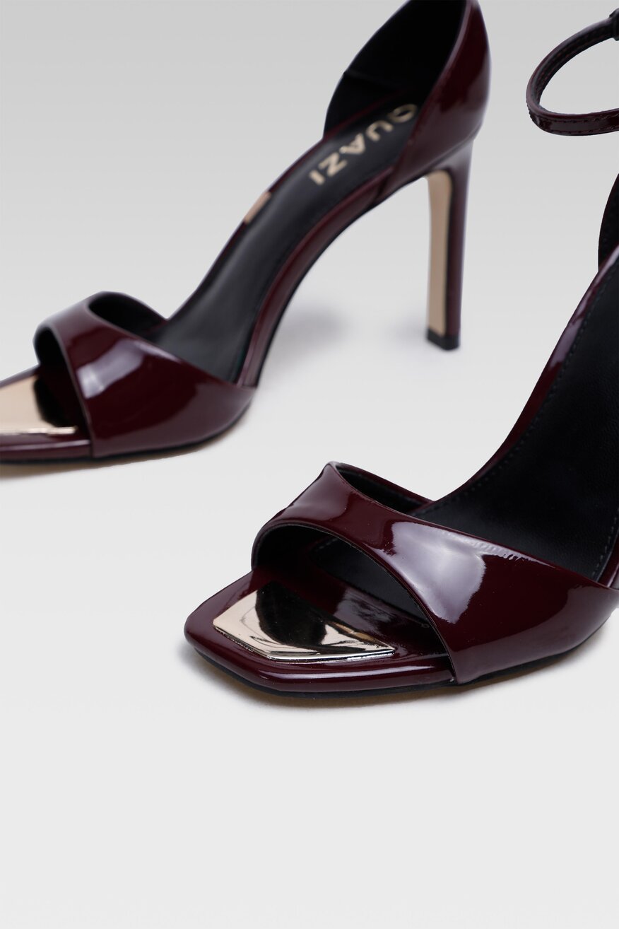 
                Quazi - Sandały lakierowane na słupku - 5904248301484