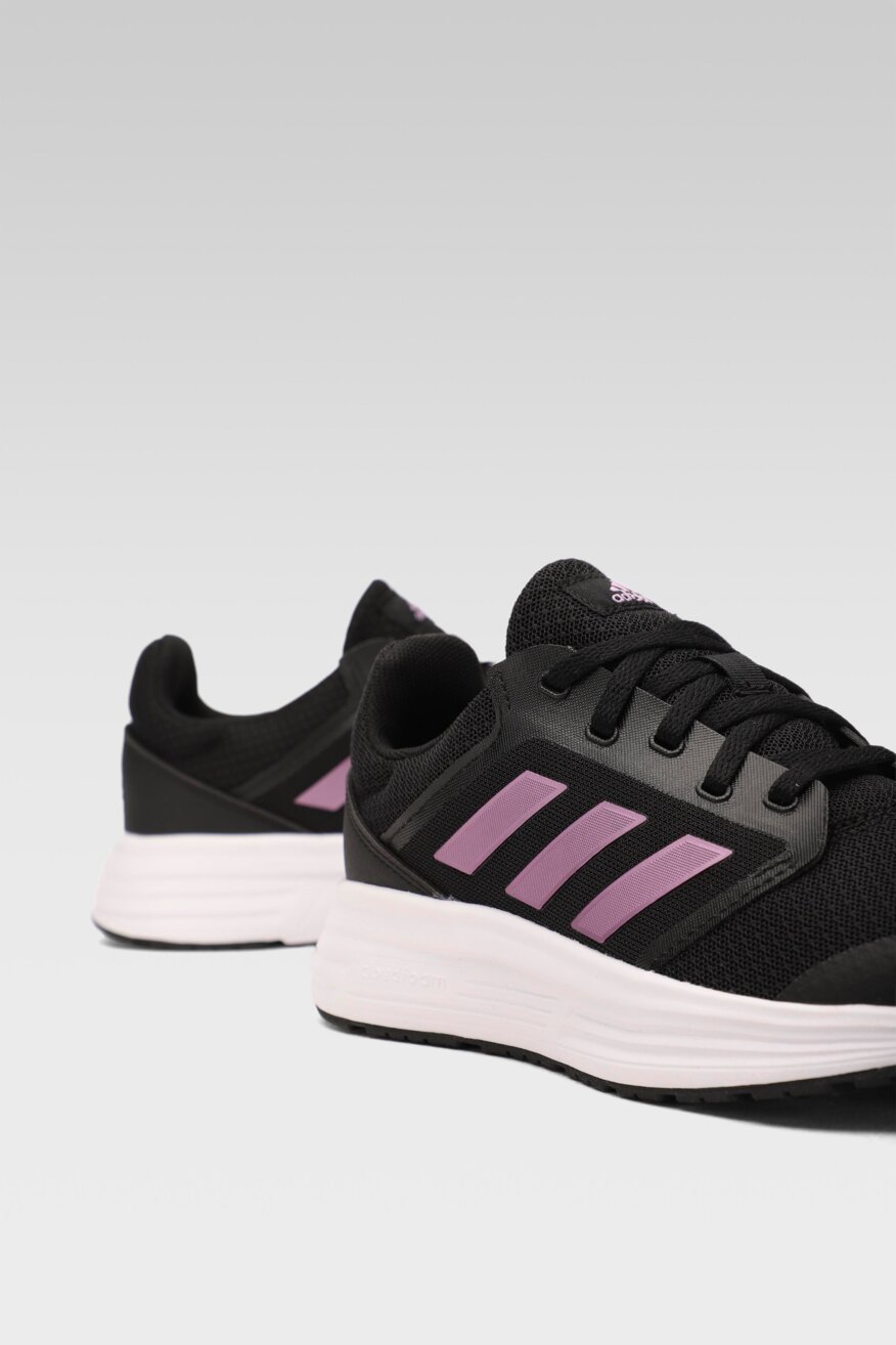 
                adidas - Obuwie sportowe czarne sznurowane - 5903698329116