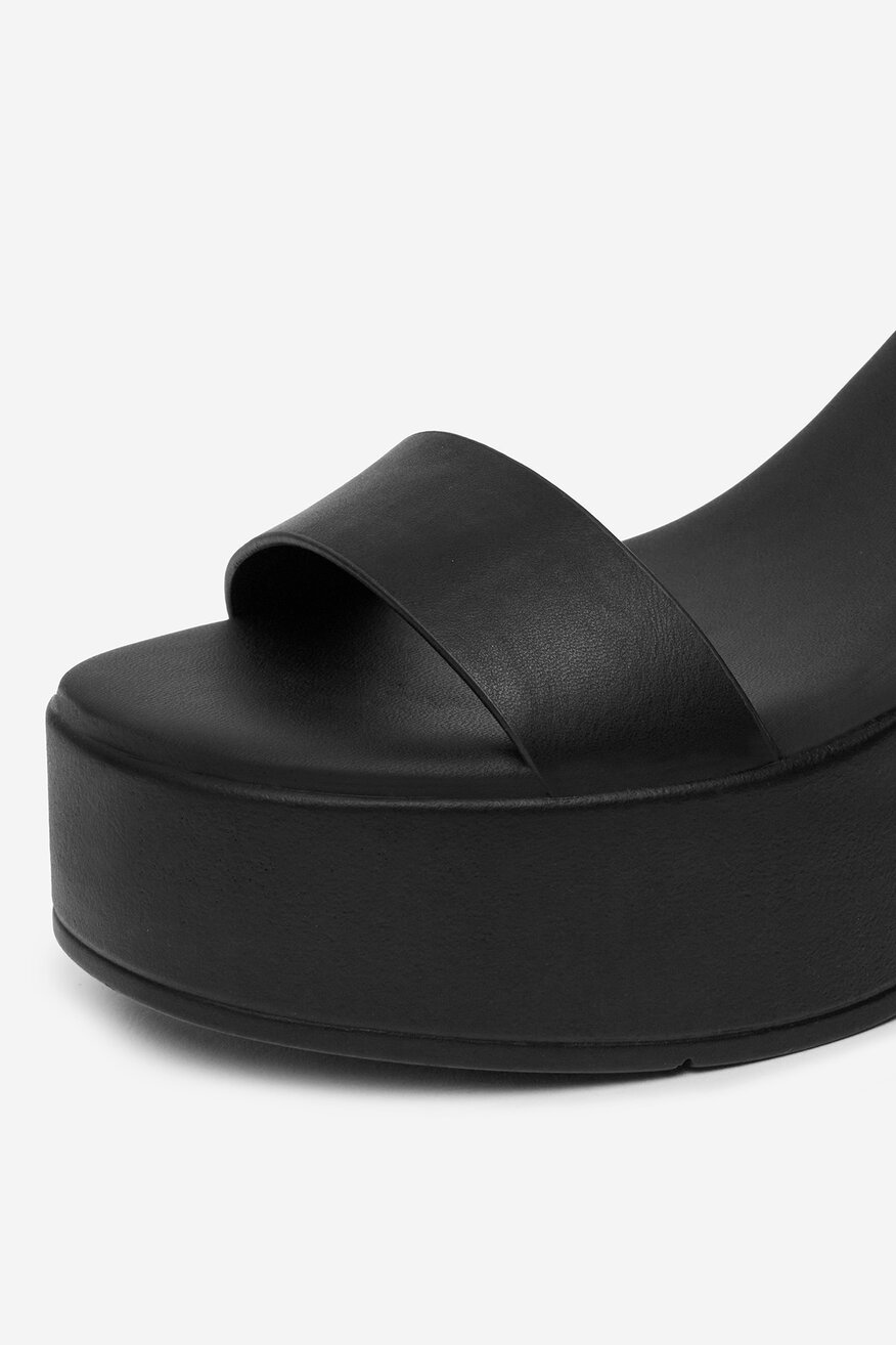 
                DeeZee - Sandały na słupku - 5906751070093