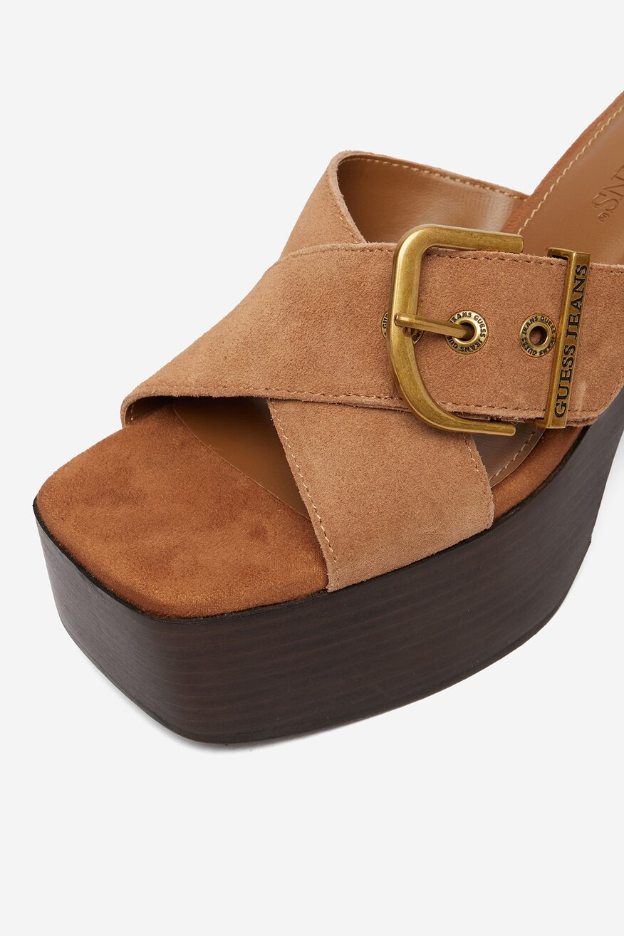 
                GUESS JEANS - Klapki skórzane - 5907964071709