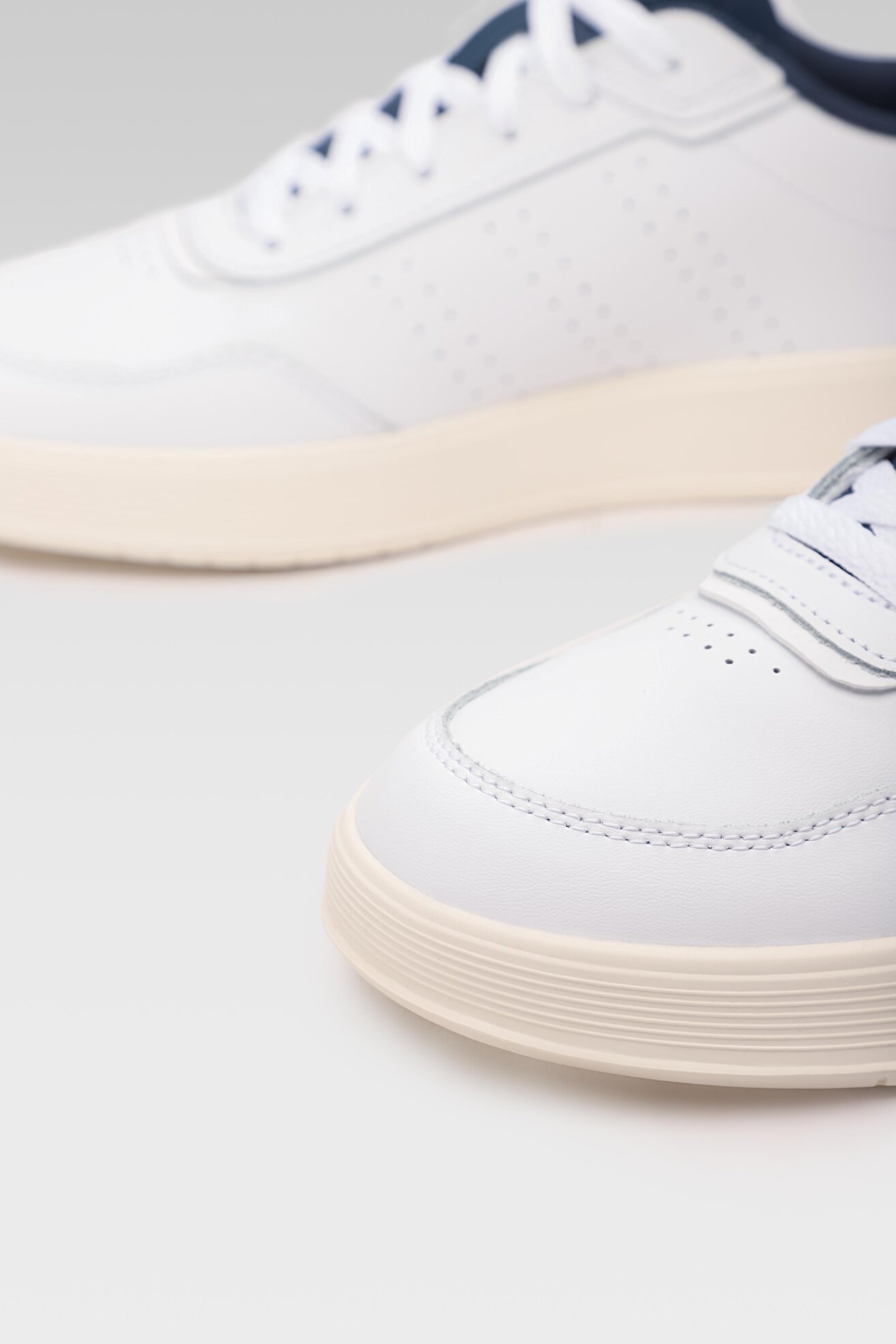 Obuwie sportowe adidas COURTROOK FZ2950 Biały