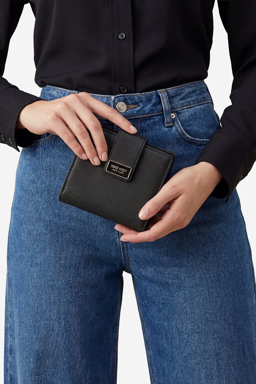 
                Дамски портфейл NINE WEST ЧЕРЕН - 5906751941942