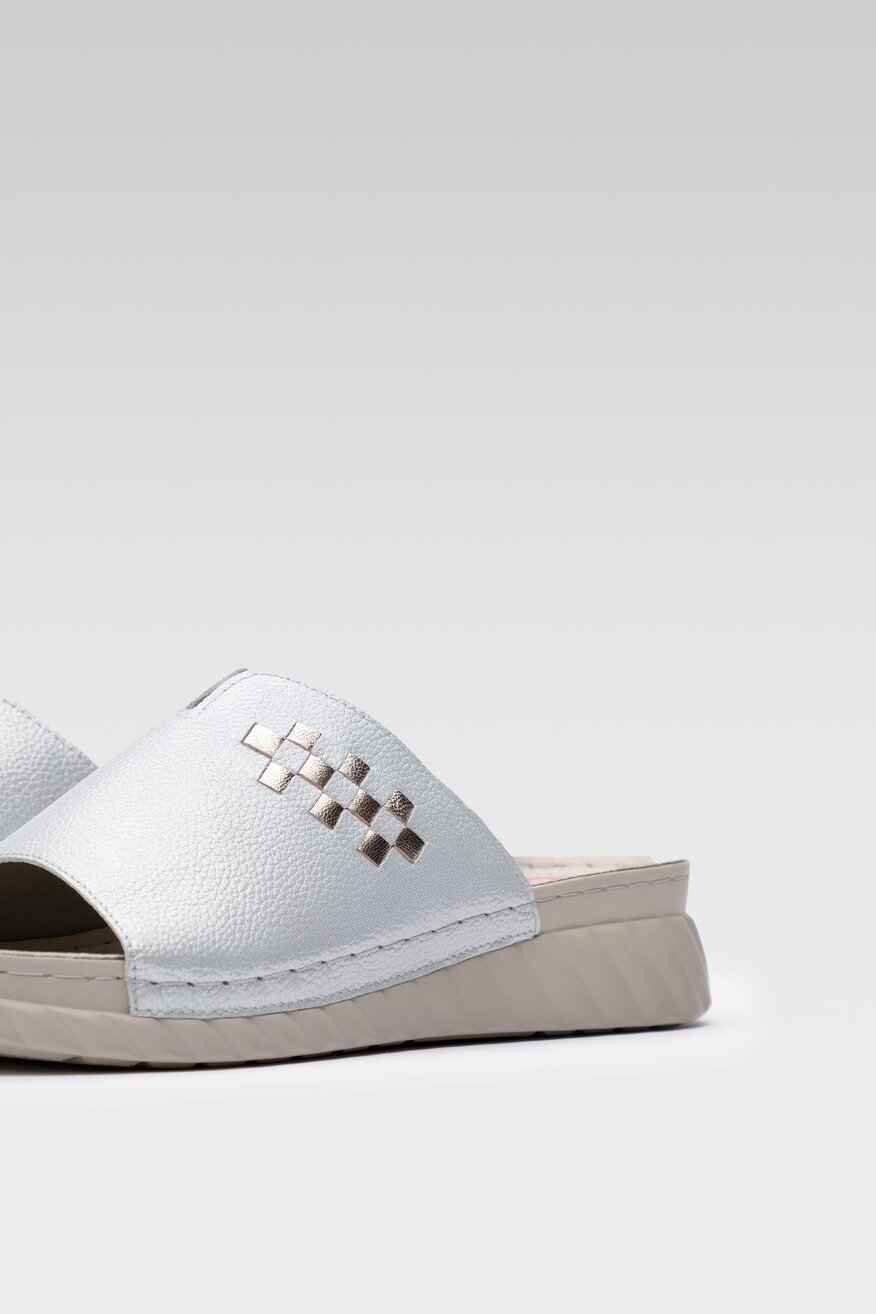 
                Шльопанець Go Soft СРІБНИЙ - 5904248693060