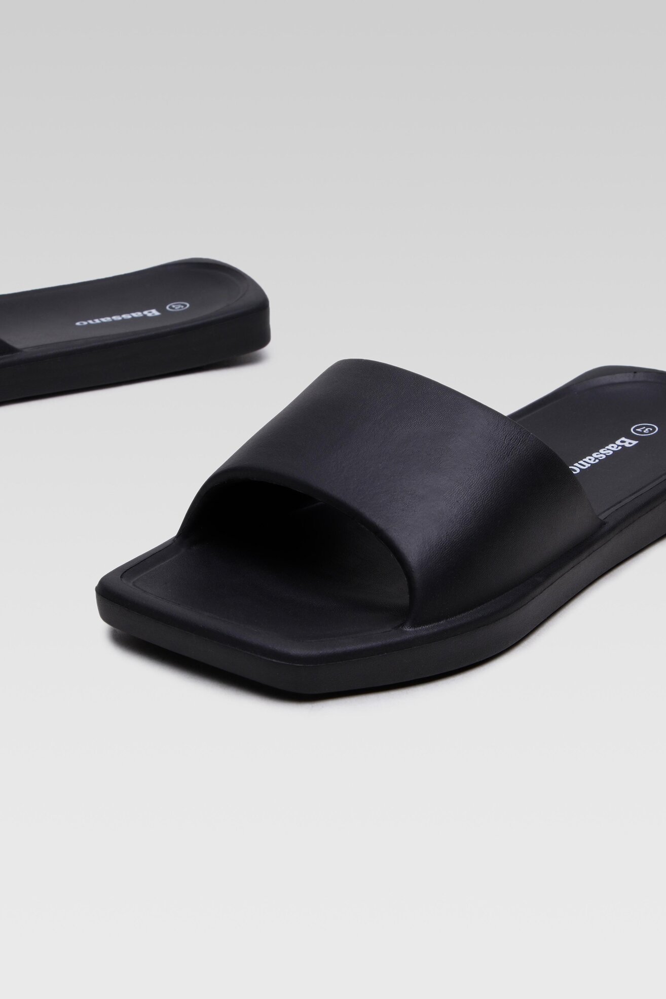 Klapki basenowe Bassano P1047044 Czarny