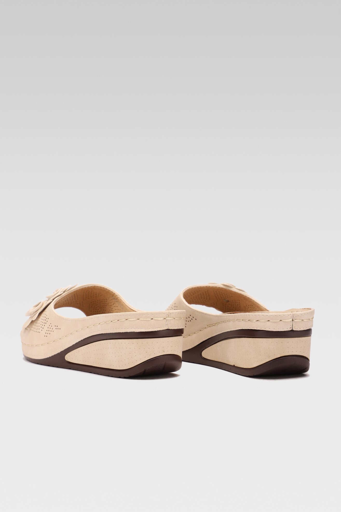 Klapki Clara Barson WS210702-01 Beżowy