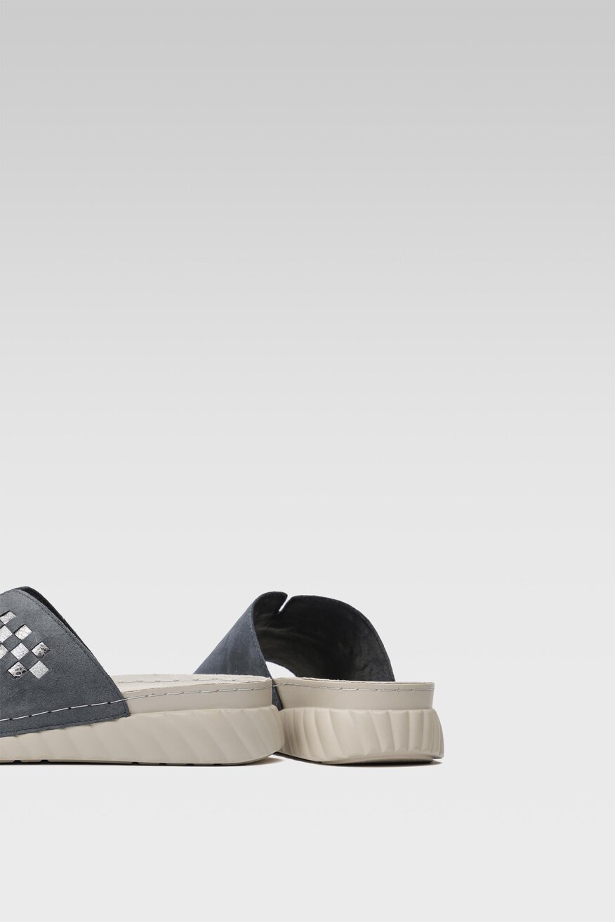 
                Go Soft - Skórzane klapki granatowe - 5904248693039