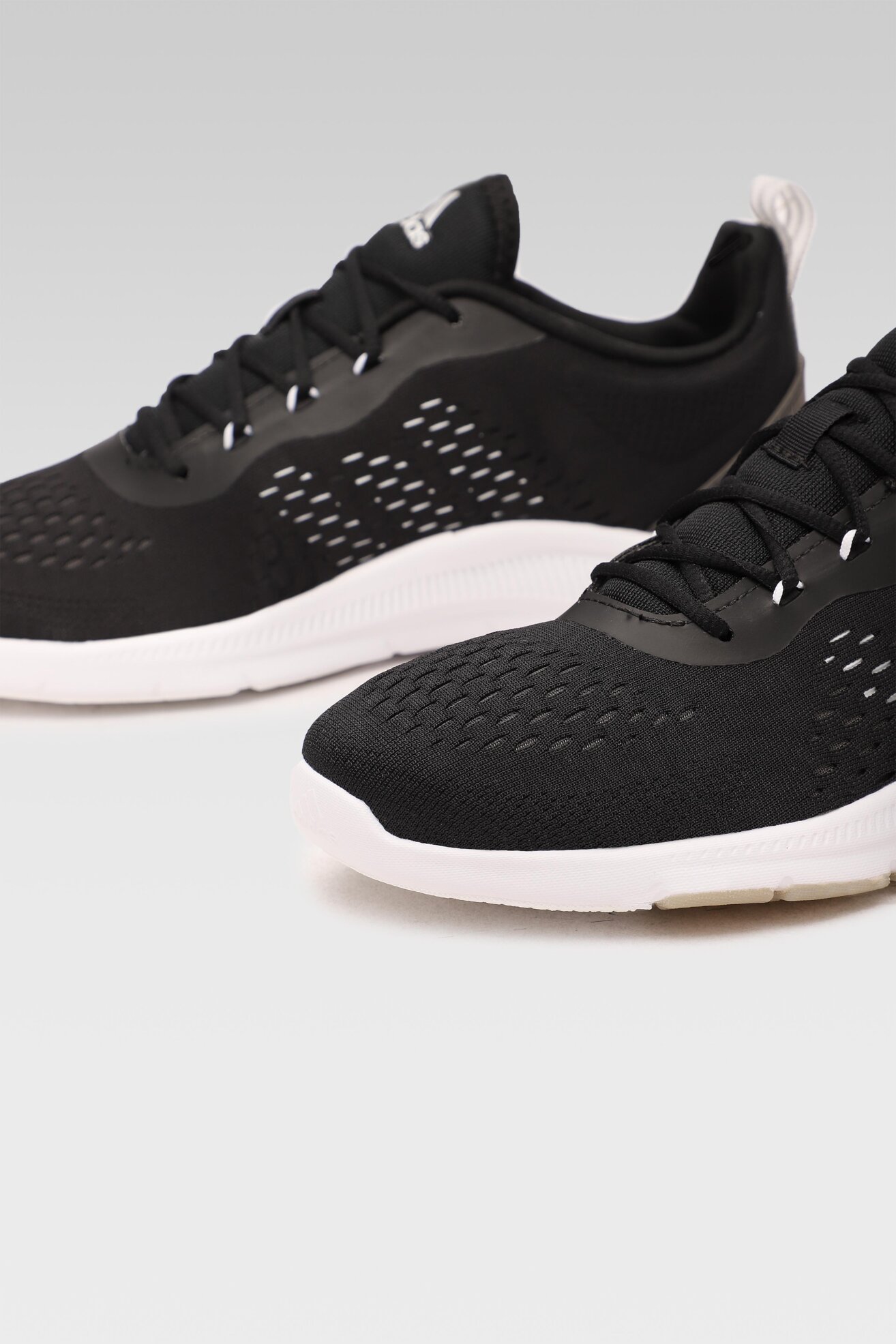 Obuwie sportowe adidas NOVAMOTION FW7305 Czarny