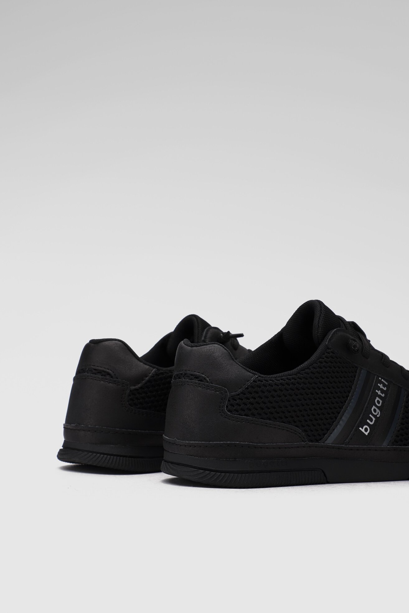 Półbuty Bugatti 325-86705-5000-1000 Czarny