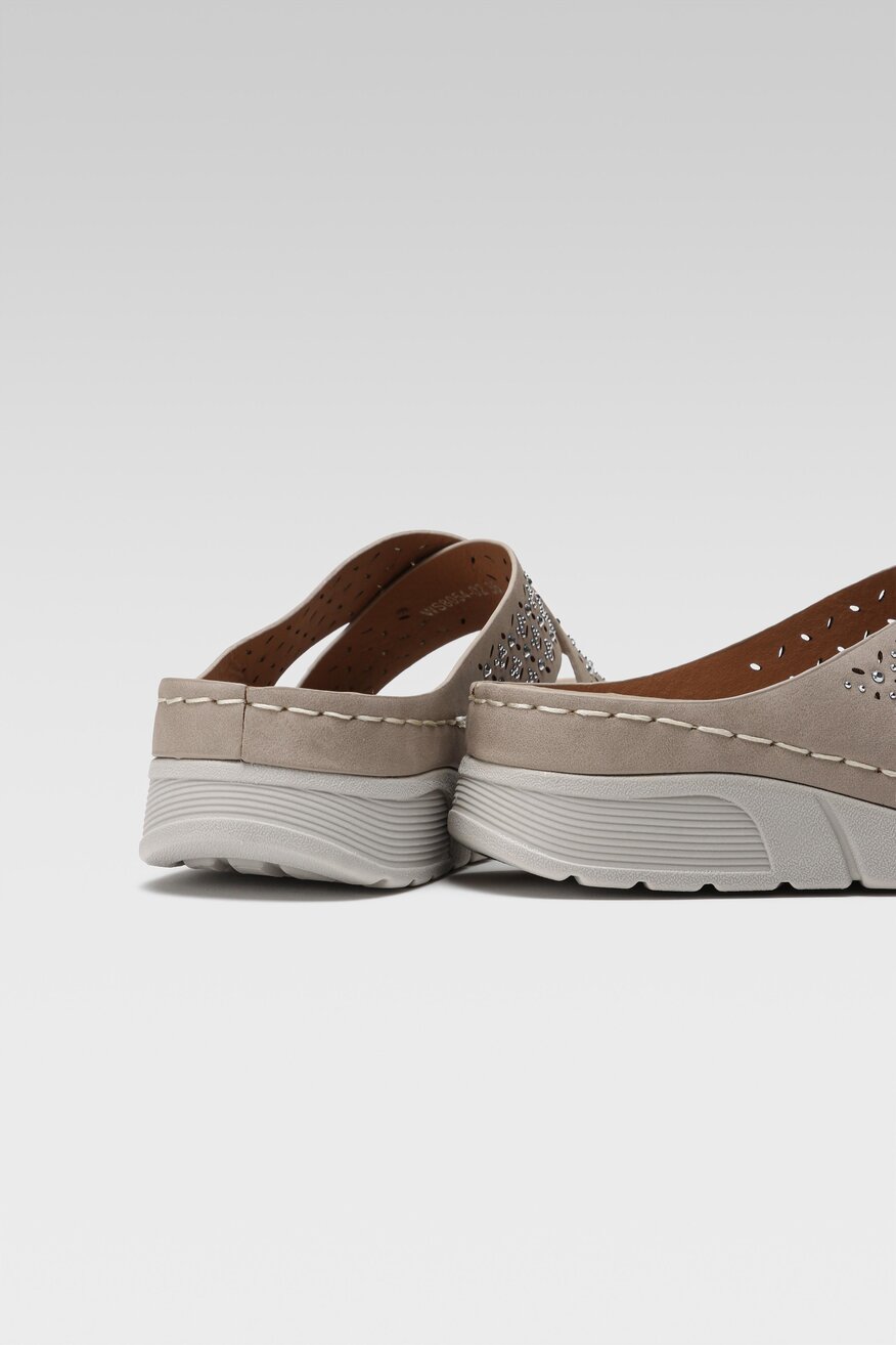 
                Clara Barson - Klapki na koturnie - 5904862663166