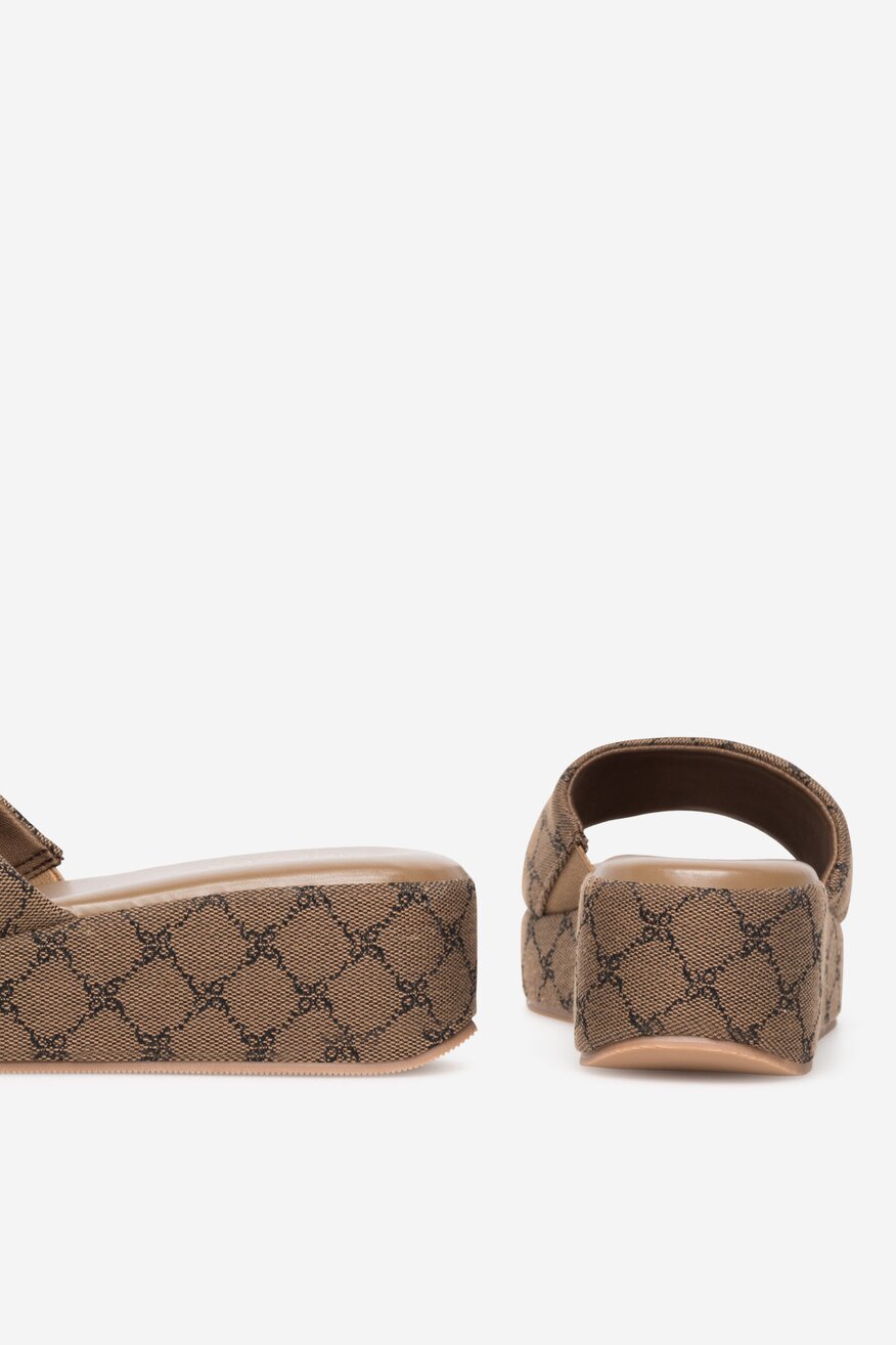 
                NINE WEST - Klapki na koturnie - 5905588650973