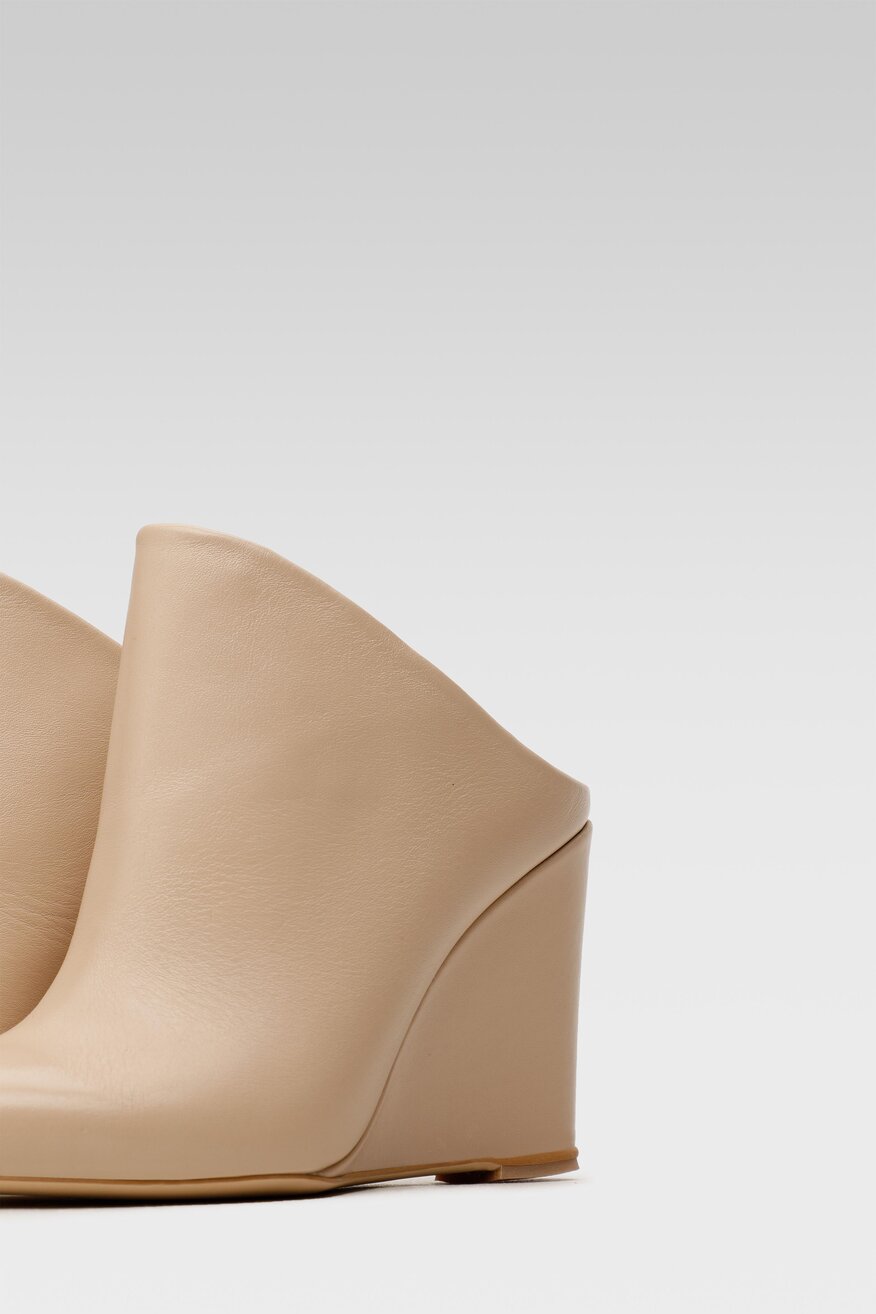 
                Badura - Klapki skórzane na koturnie - 5904248501280