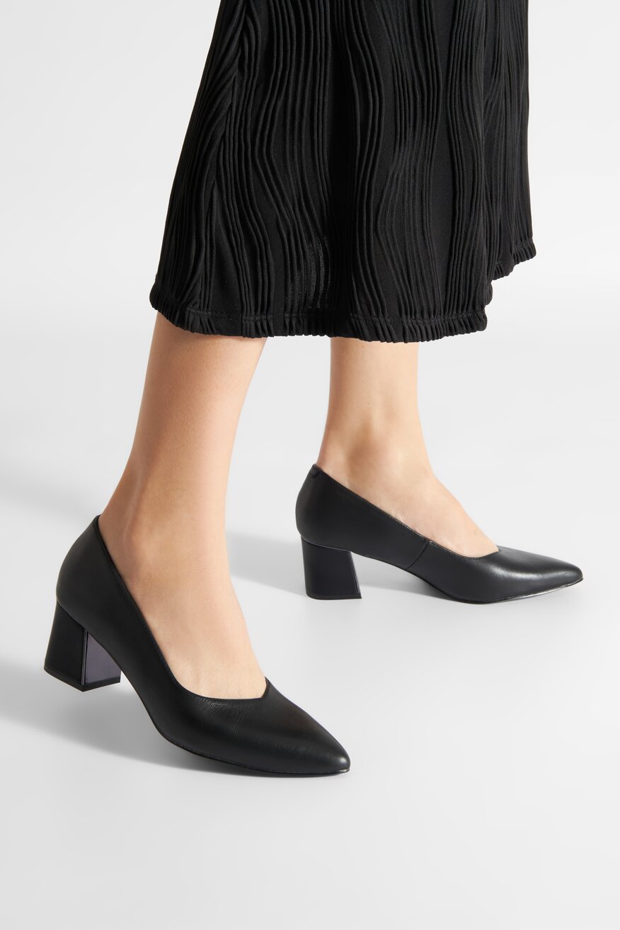 
                Елегантни обувки Lasocki ЧЕРЕН - 5904862945316