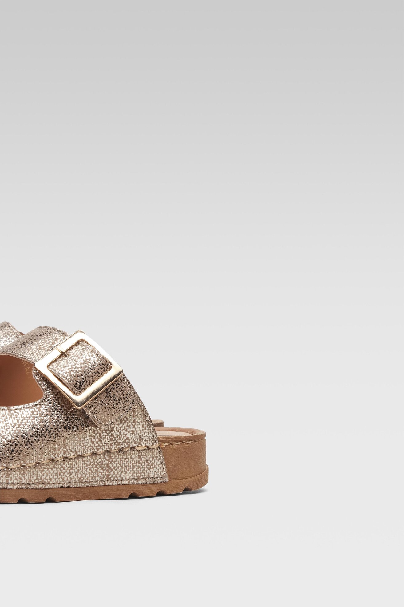 Klapki Clara Barson TOVAH WFA2371-1 Złoty