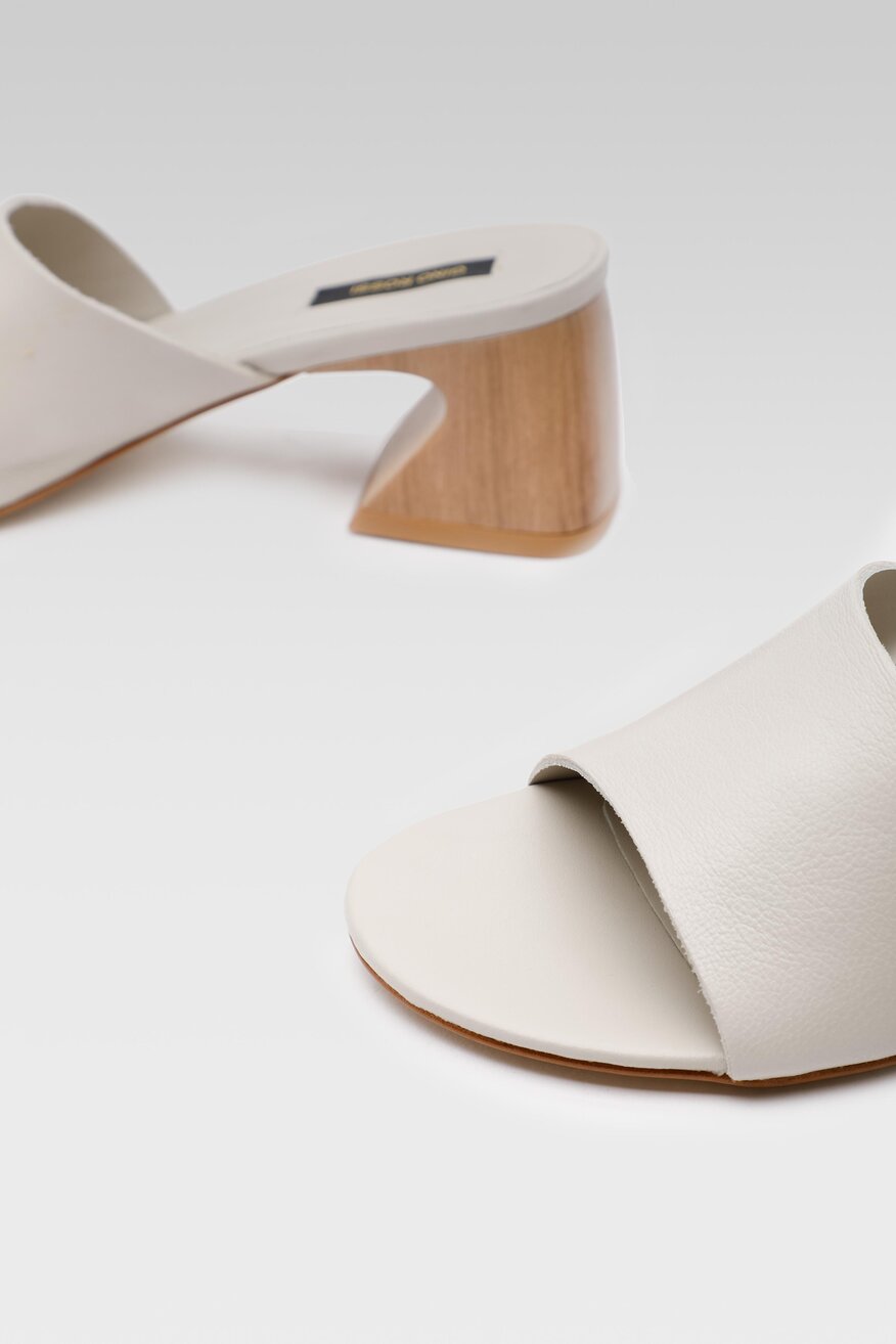 
                Gino Rossi - Skórzane klapki na obcasie - 5904248566944